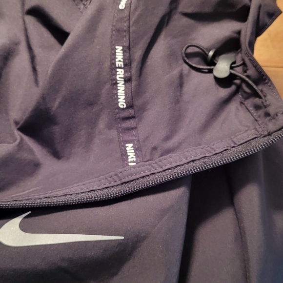 Nike Miler Men's Repel Running Lightweight Hooded Jacket - Picture 8 of 15